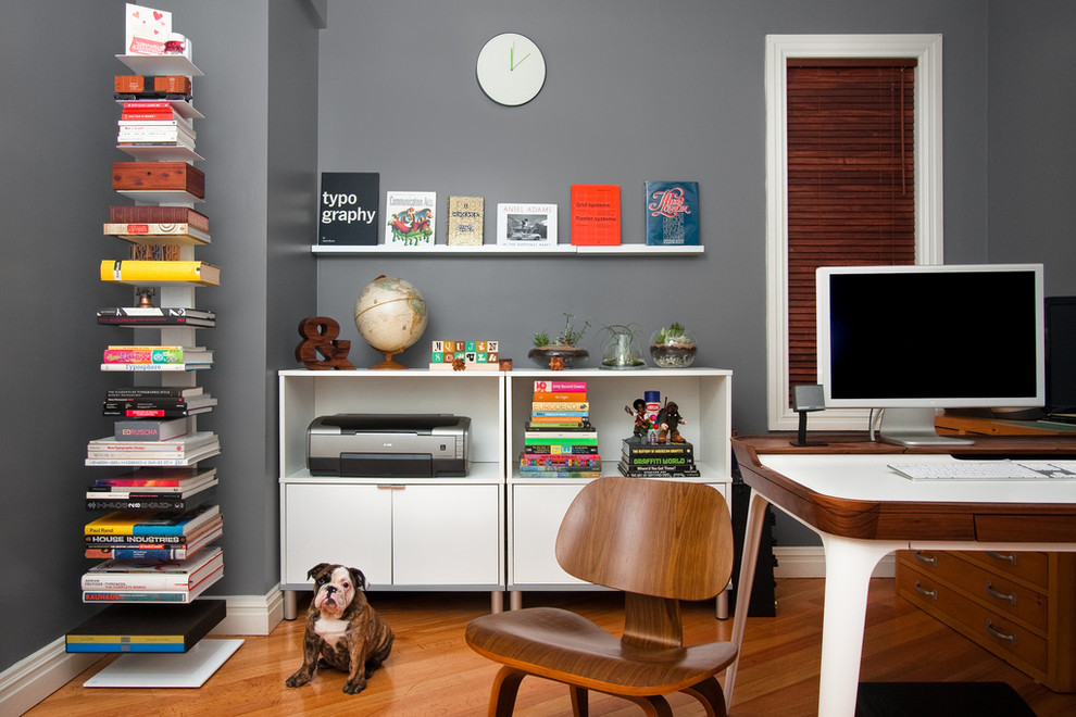 Diseño de despacho vintage de tamaño medio con escritorio independiente, paredes blancas y suelo de madera oscura