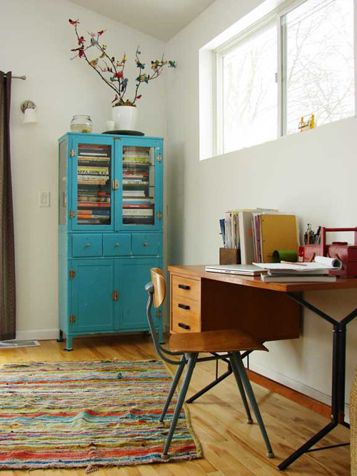ロサンゼルスにある低価格の小さなミッドセンチュリースタイルのおしゃれな書斎 (自立型机、淡色無垢フローリング、白い壁) の写真