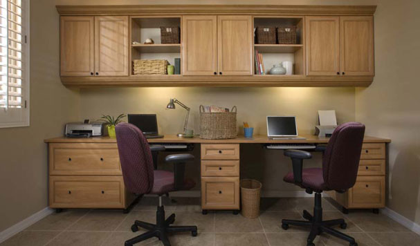 На фото: кабинет среднего размера в классическом стиле с бежевыми стенами, полом из керамогранита и встроенным рабочим столом с
