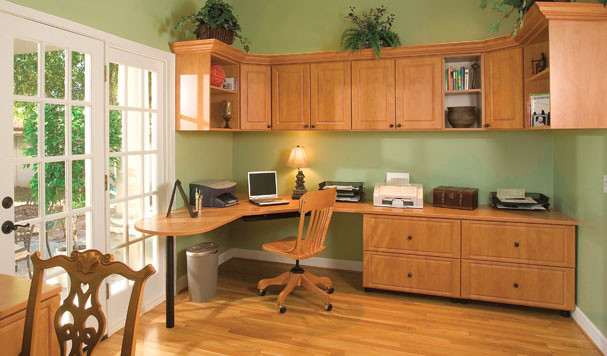 Esempio di uno studio chic di medie dimensioni con pareti verdi, pavimento in legno massello medio e scrivania incassata