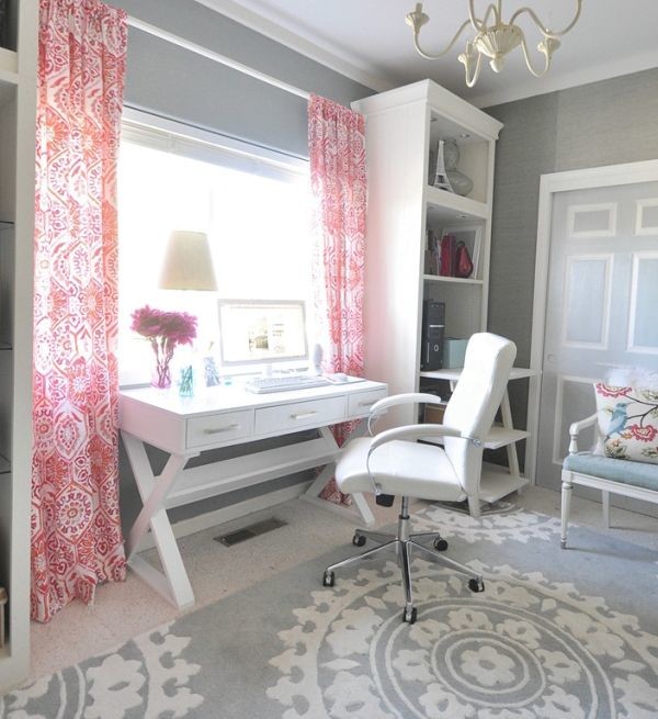 Inspiration för ett mellanstort shabby chic-inspirerat hemmastudio, med grå väggar, heltäckningsmatta och ett fristående skrivbord