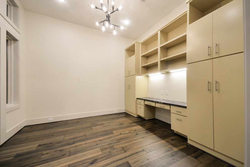 Idee per un ufficio minimal di medie dimensioni con pareti beige, pavimento in legno massello medio e scrivania incassata