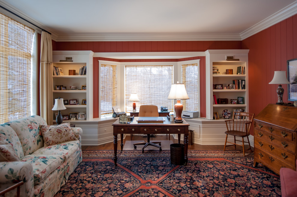 Inspiration för ett mellanstort vintage hemmabibliotek, med röda väggar, mörkt trägolv och ett fristående skrivbord