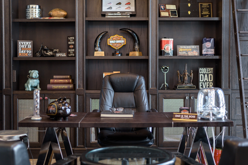Ejemplo de despacho clásico renovado grande sin chimenea con suelo de madera clara, escritorio independiente y suelo beige