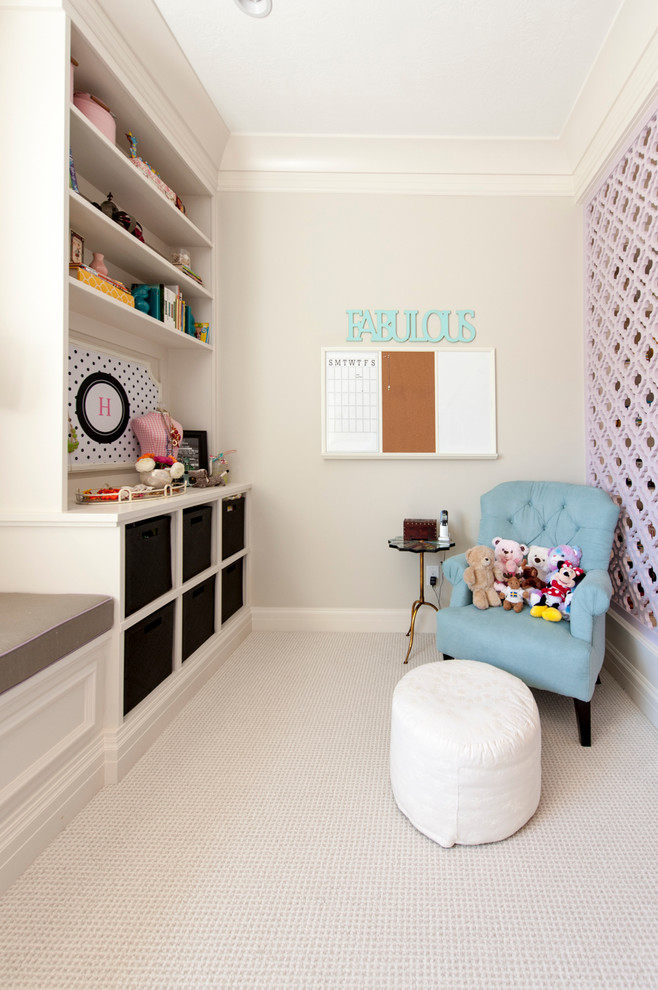 Ejemplo de sala de manualidades escandinava de tamaño medio con paredes blancas, moqueta, escritorio empotrado y suelo beige