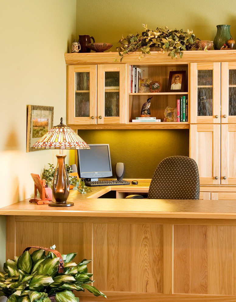 他の地域にある中くらいなトラディショナルスタイルのおしゃれな書斎 (緑の壁、カーペット敷き、自立型机) の写真