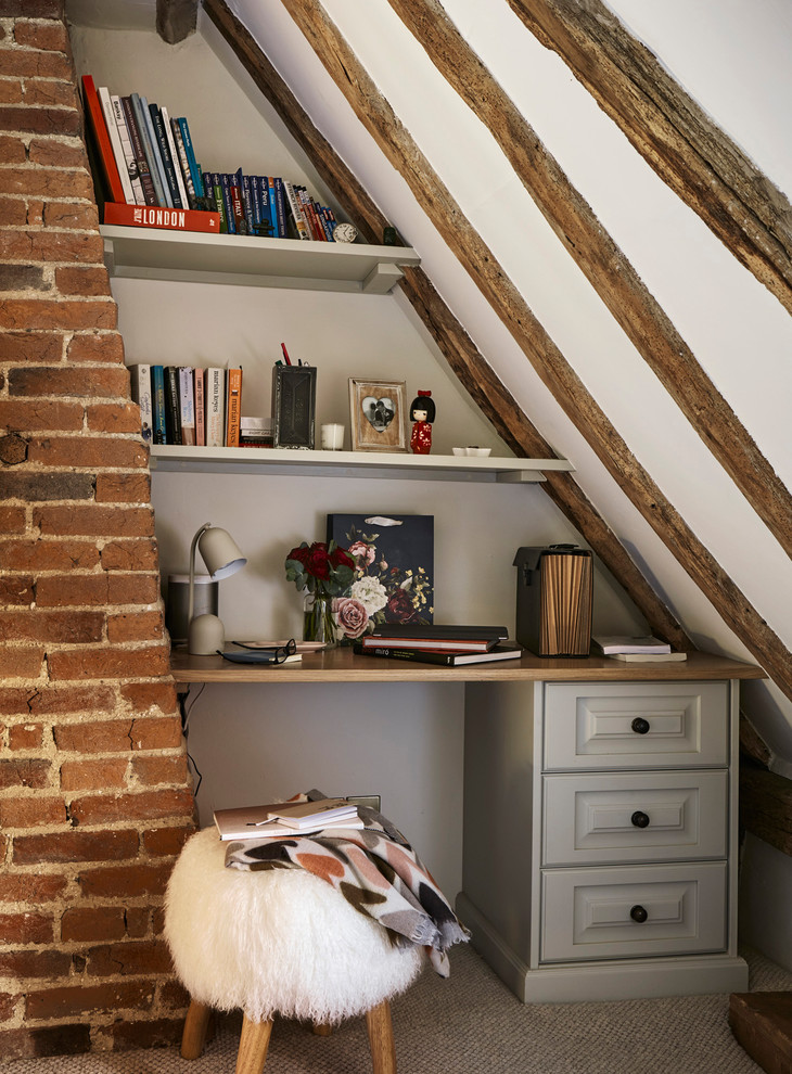 Shabby-Style Arbeitszimmer mit Arbeitsplatz, weißer Wandfarbe, Teppichboden, freistehendem Schreibtisch und grauem Boden in London