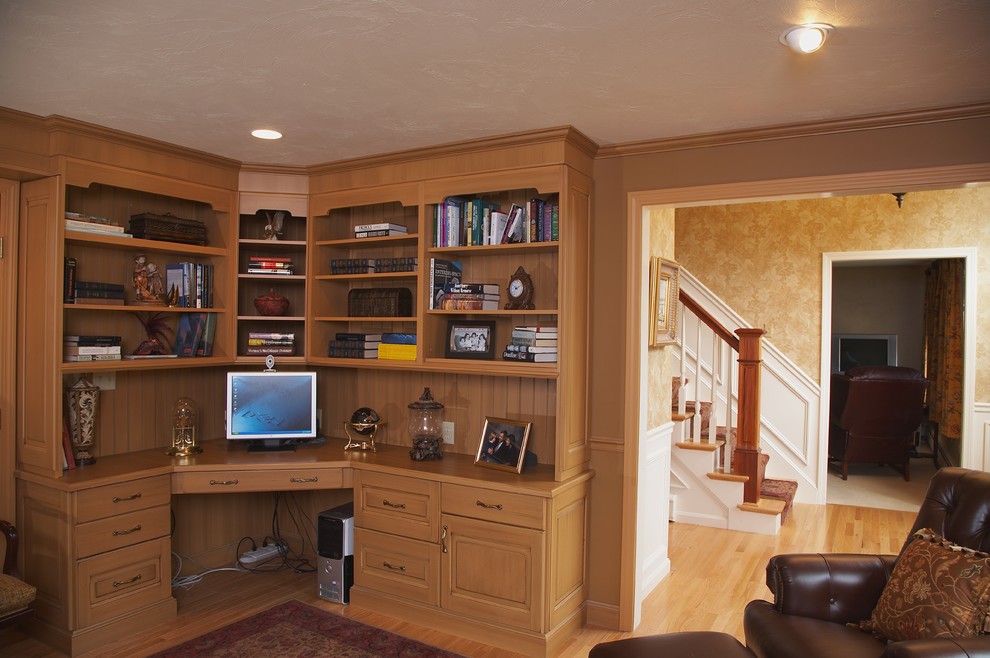 Foto de despacho campestre de tamaño medio con paredes beige, suelo de madera clara y escritorio empotrado