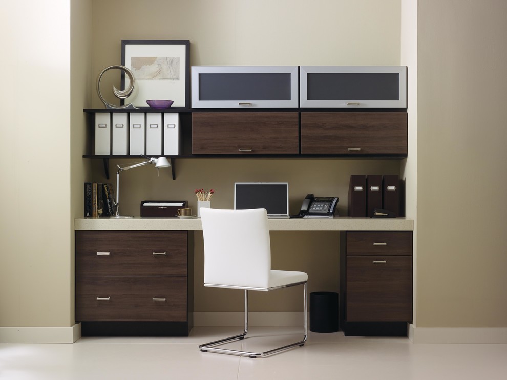 Modern inredning av ett litet arbetsrum, med beige väggar och ett inbyggt skrivbord