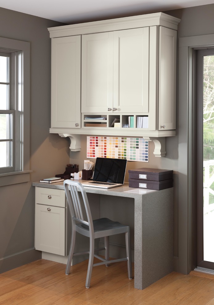 Idéer för ett litet klassiskt hemmastudio, med grå väggar, mellanmörkt trägolv och ett inbyggt skrivbord