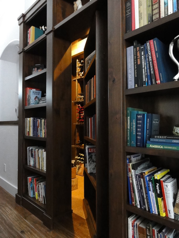 Idéer för mellanstora vintage arbetsrum, med ett bibliotek, vita väggar och mellanmörkt trägolv