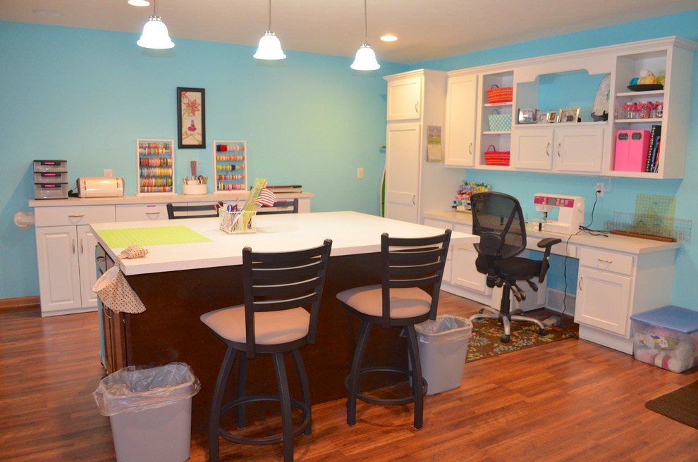 Immagine di una stanza da lavoro contemporanea di medie dimensioni con pareti blu, pavimento in legno massello medio e scrivania incassata