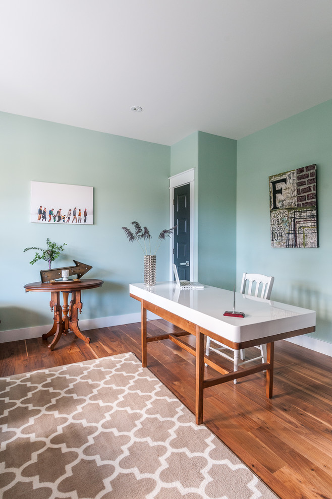 Ejemplo de despacho clásico renovado de tamaño medio con paredes verdes, suelo de madera en tonos medios y escritorio independiente