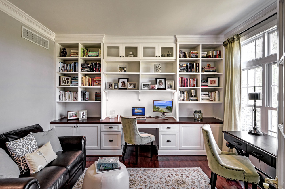 Aménagement d'un bureau classique de taille moyenne avec un mur gris, un sol en bois brun, aucune cheminée et un bureau intégré.