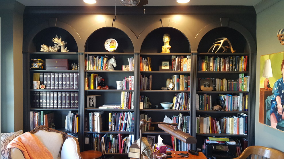 Свежая идея для дизайна: домашняя библиотека среднего размера в викторианском стиле с зелеными стенами и отдельно стоящим рабочим столом - отличное фото интерьера