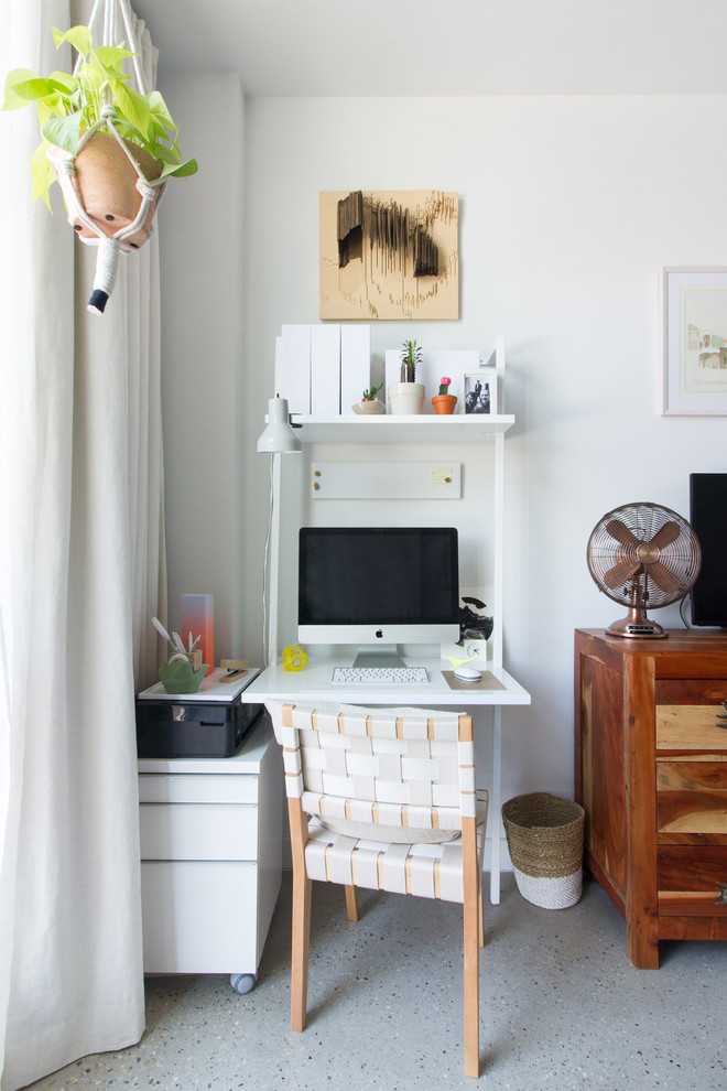 ニューヨークにある北欧スタイルのおしゃれな書斎 (白い壁、造り付け机) の写真