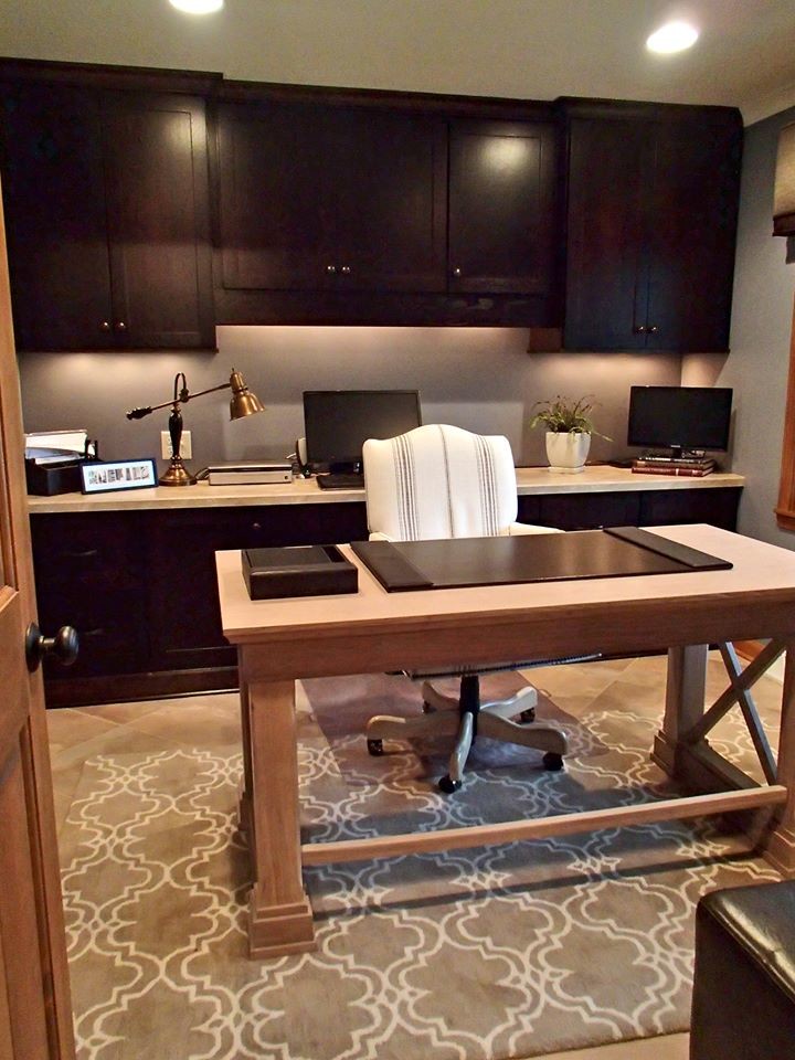 Foto de despacho clásico de tamaño medio sin chimenea con paredes grises, suelo de travertino, escritorio independiente y suelo beige