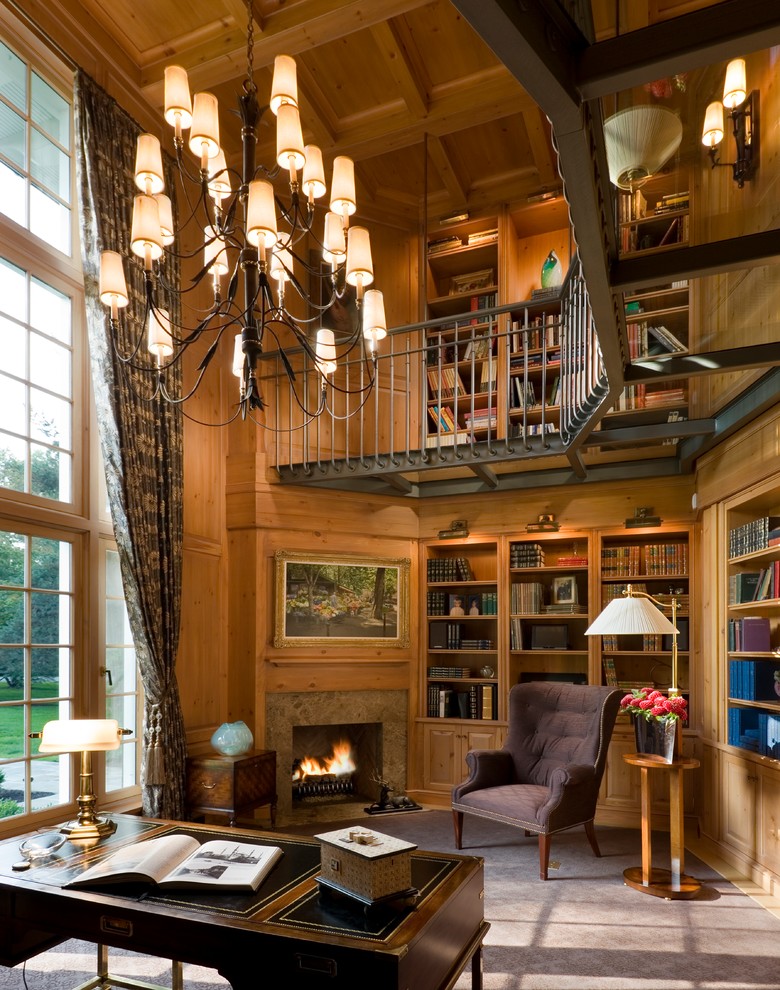 Diseño de despacho tradicional con moqueta, chimenea de esquina, escritorio independiente y biblioteca