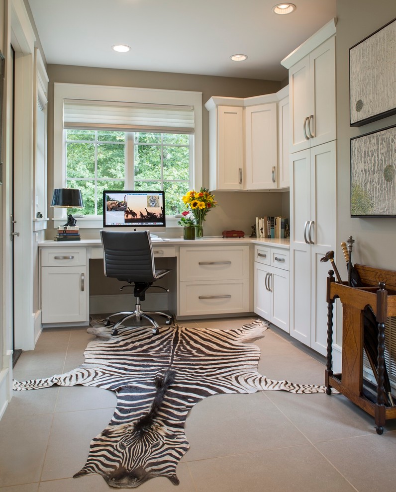 Diseño de despacho clásico renovado de tamaño medio sin chimenea con paredes grises, escritorio empotrado y suelo gris