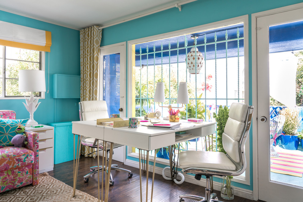 Idée de décoration pour un bureau bohème de taille moyenne avec un mur bleu, un sol en vinyl et un bureau indépendant.