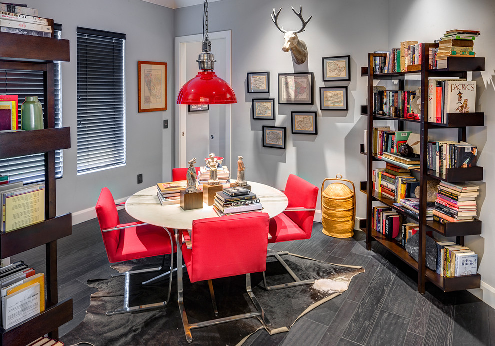 Ejemplo de despacho tradicional renovado de tamaño medio con biblioteca, paredes grises, suelo de madera oscura, escritorio independiente y suelo gris