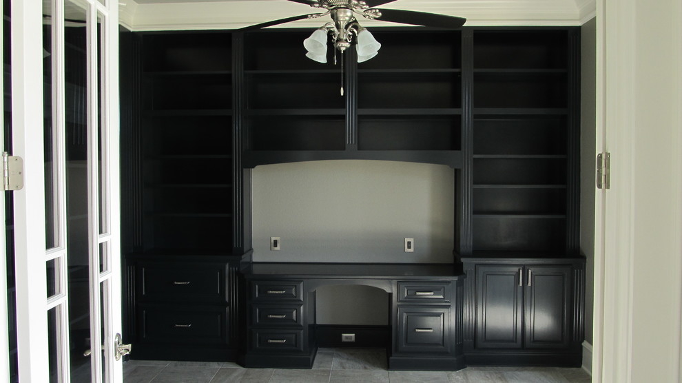 Ejemplo de despacho tradicional de tamaño medio sin chimenea con paredes grises, suelo de pizarra y escritorio empotrado