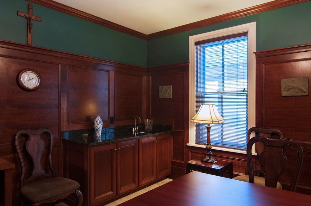 プロビデンスにある高級な中くらいなトラディショナルスタイルのおしゃれなホームオフィス・書斎 (緑の壁、暖炉なし、自立型机、ライブラリー、トラバーチンの床、ベージュの床) の写真