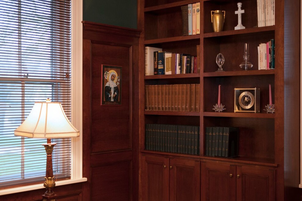 Exempel på ett mellanstort klassiskt arbetsrum, med gröna väggar, ett fristående skrivbord, ett bibliotek, travertin golv och beiget golv