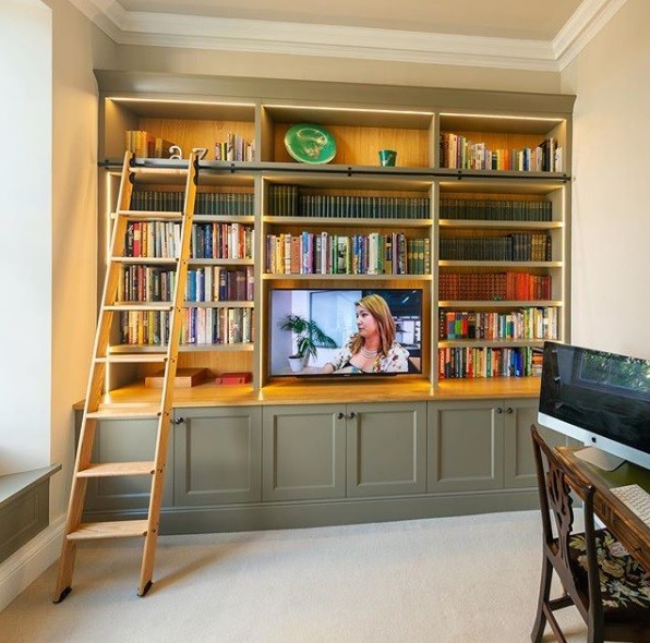 Стильный дизайн: домашняя библиотека среднего размера в классическом стиле с зелеными стенами - последний тренд