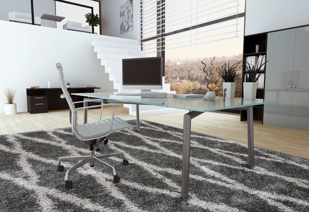 Großes Modernes Arbeitszimmer mit Arbeitsplatz, weißer Wandfarbe, hellem Holzboden und freistehendem Schreibtisch in Orange County