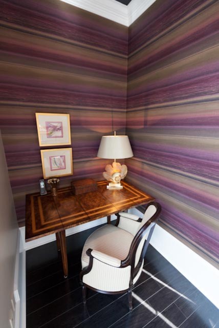 Inspiration för ett mellanstort funkis arbetsrum, med lila väggar, mörkt trägolv och ett fristående skrivbord