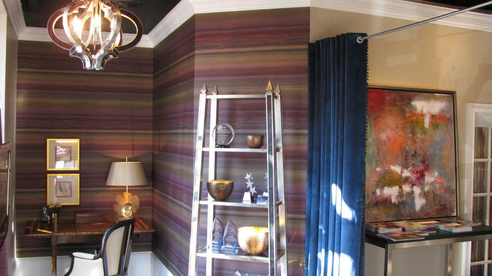 На фото: домашняя мастерская среднего размера в современном стиле с разноцветными стенами с