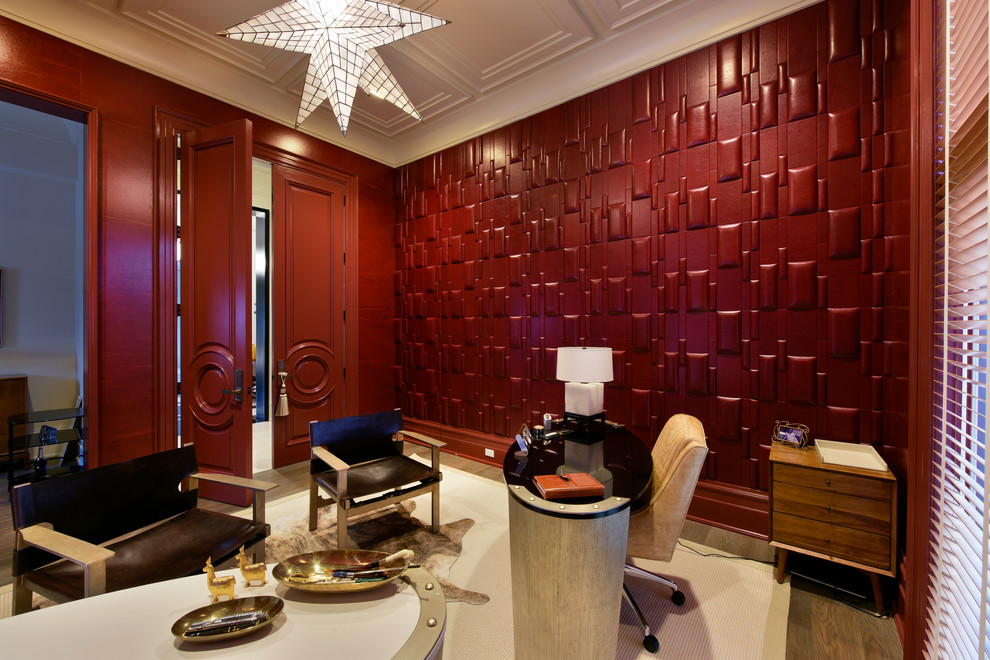 Imagen de despacho actual de tamaño medio con paredes rojas, suelo de madera en tonos medios y escritorio independiente