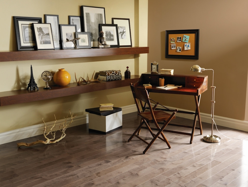 Idee per un ufficio chic di medie dimensioni con pareti multicolore, pavimento in legno massello medio, scrivania autoportante e pavimento marrone