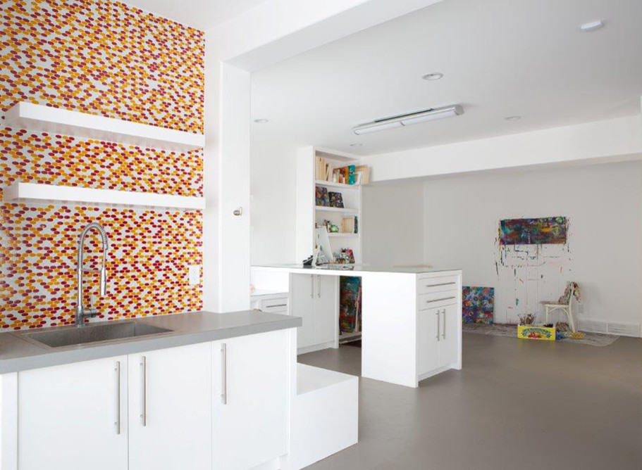 Inspiration pour un bureau atelier traditionnel de taille moyenne avec sol en béton ciré, un mur blanc et un bureau intégré.