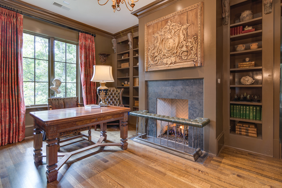 他の地域にあるトラディショナルスタイルのおしゃれな書斎 (茶色い壁、無垢フローリング、標準型暖炉、自立型机、白い床) の写真