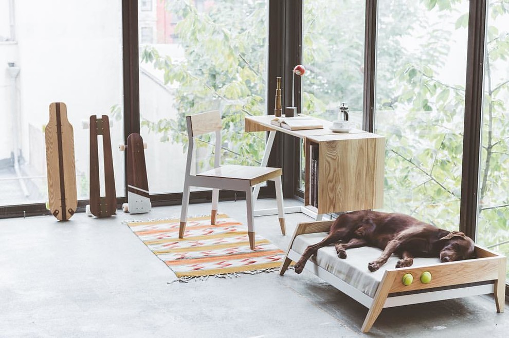 Esempio di un ufficio minimalista di medie dimensioni con pareti beige, pavimento in cemento, nessun camino, scrivania autoportante e pavimento grigio
