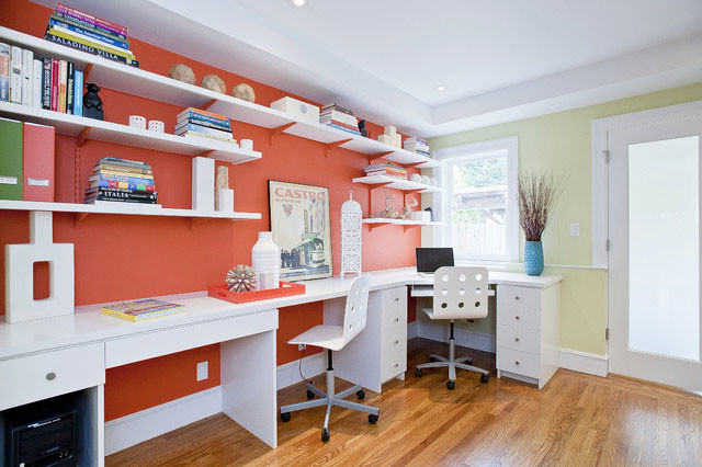 Ejemplo de despacho actual de tamaño medio sin chimenea con paredes amarillas, suelo de madera en tonos medios, escritorio empotrado y suelo marrón