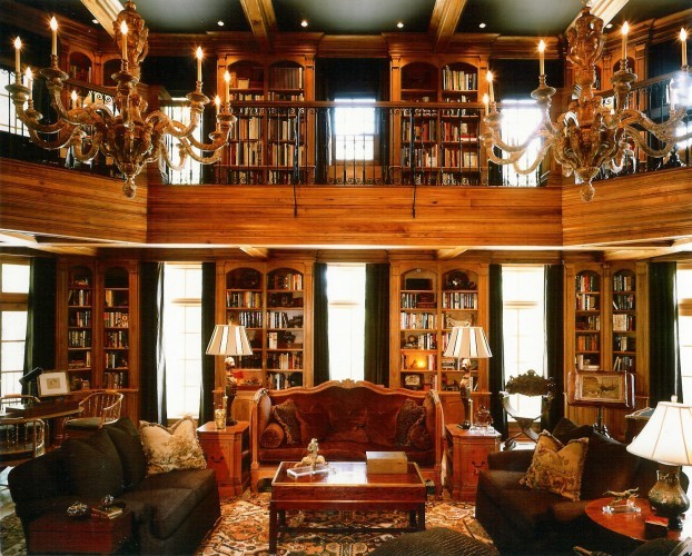 Idéer för att renovera ett stort vintage hemmabibliotek, med bruna väggar, mörkt trägolv och ett fristående skrivbord