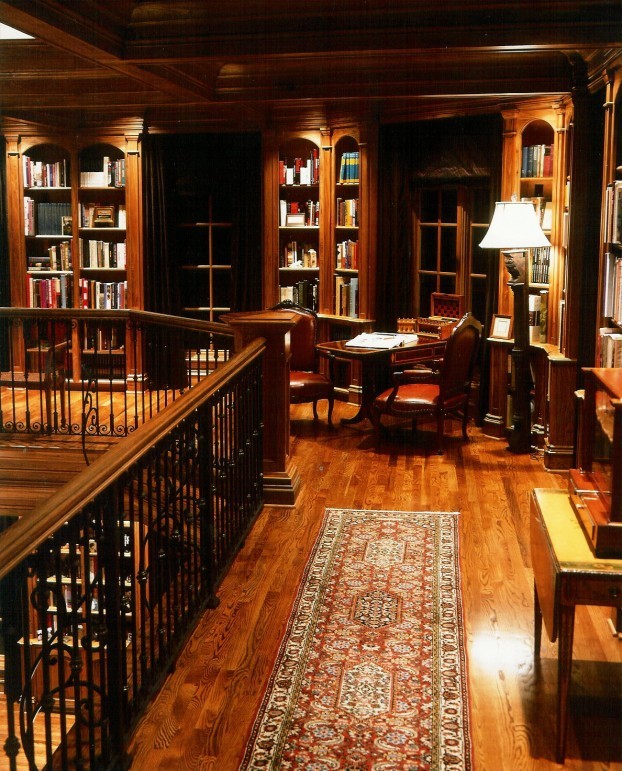ナッシュビルにあるラグジュアリーな広いヴィクトリアン調のおしゃれな書斎 (茶色い壁、濃色無垢フローリング、自立型机) の写真