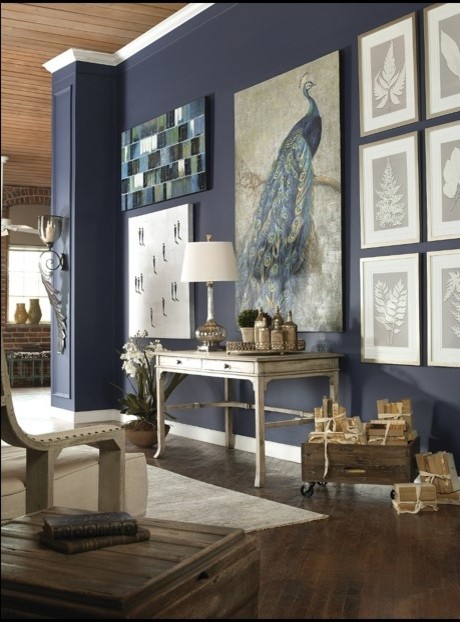 ニューヨークにあるお手頃価格の中くらいなトランジショナルスタイルのおしゃれな書斎 (青い壁、濃色無垢フローリング、暖炉なし、自立型机、茶色い床) の写真
