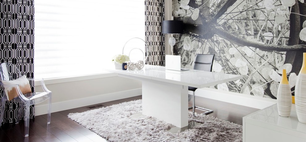 Imagen de despacho contemporáneo de tamaño medio sin chimenea con paredes multicolor, suelo de madera oscura, escritorio independiente y suelo marrón