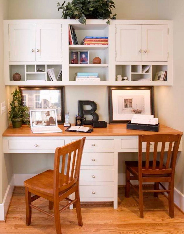Idéer för ett litet klassiskt arbetsrum, med ett bibliotek, grå väggar, ljust trägolv och ett inbyggt skrivbord