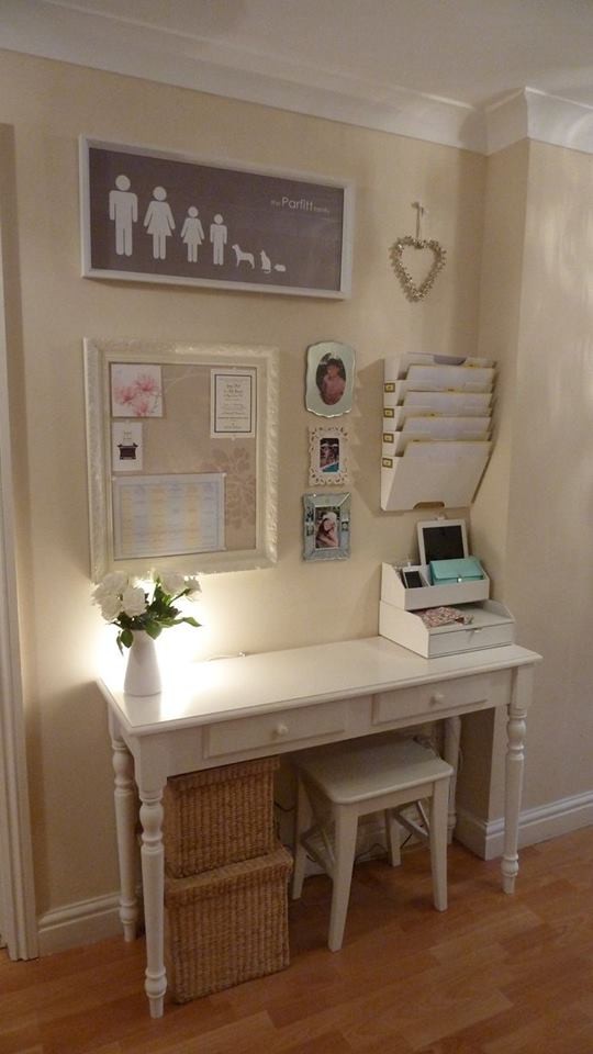 Cette image montre un petit bureau style shabby chic avec parquet clair, aucune cheminée, un bureau indépendant et un mur beige.