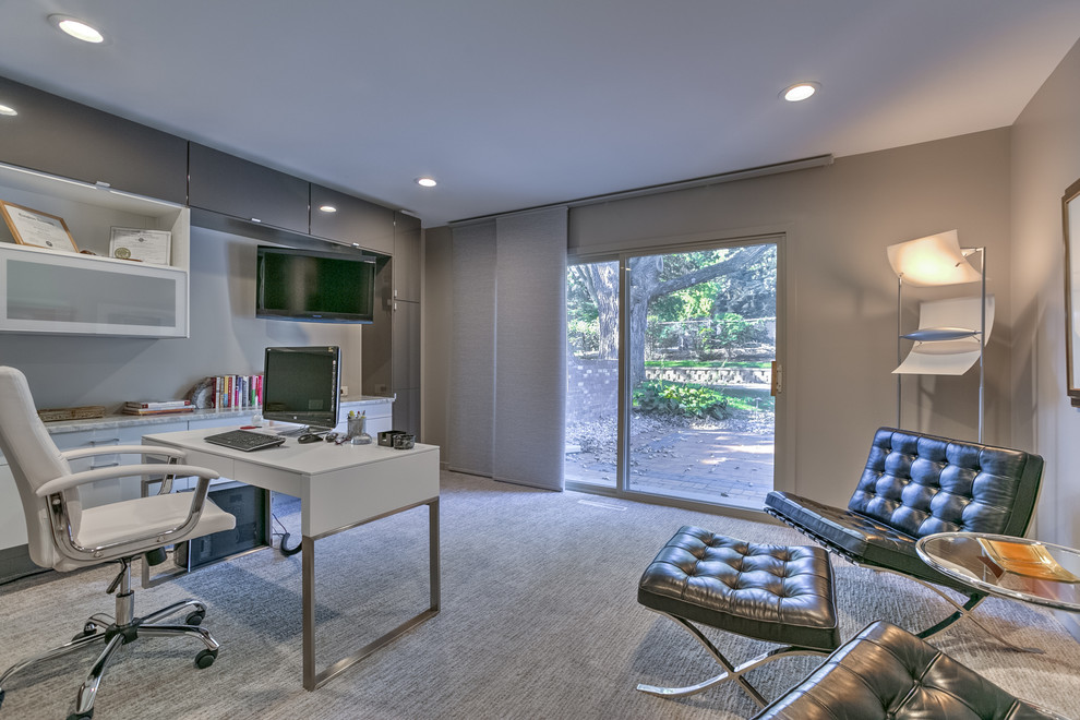 Modernes Arbeitszimmer mit grauer Wandfarbe, Teppichboden und freistehendem Schreibtisch in Omaha