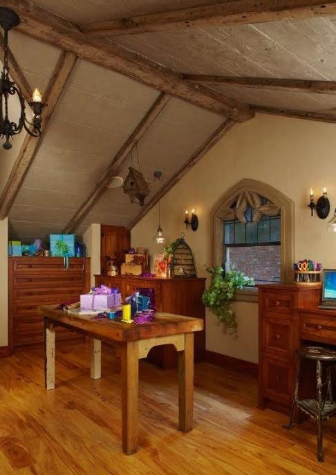 Foto på ett mellanstort rustikt hobbyrum, med beige väggar, ljust trägolv och ett fristående skrivbord