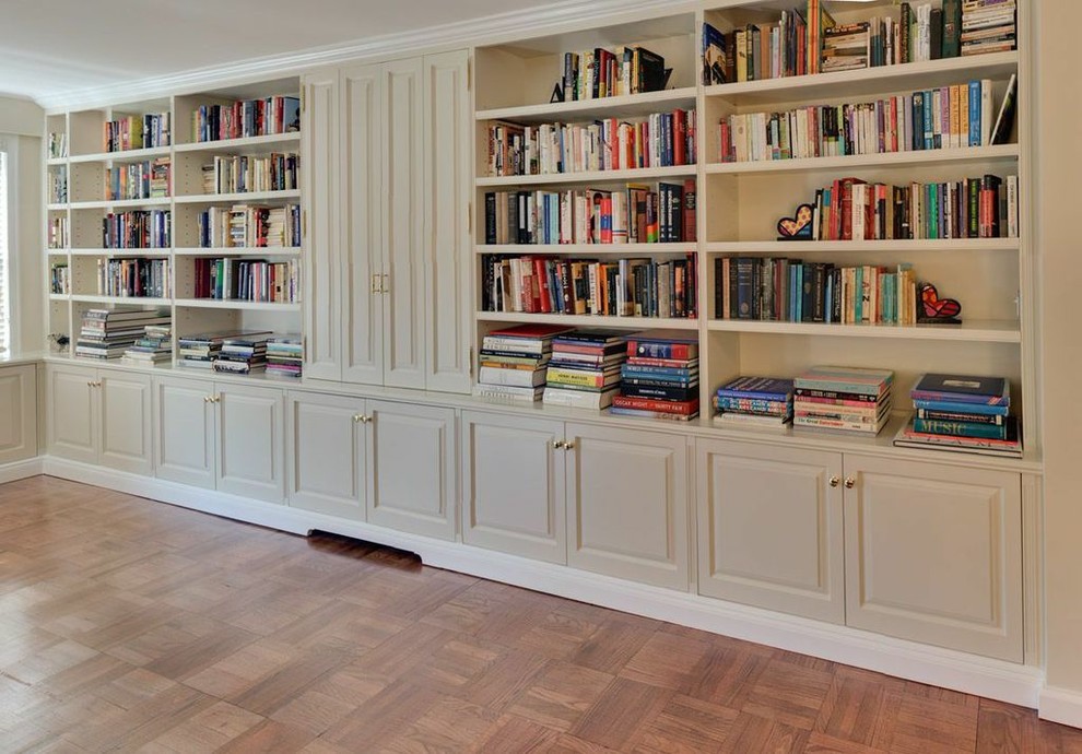Inspiration för ett stort vintage arbetsrum, med ett bibliotek, beige väggar och mellanmörkt trägolv