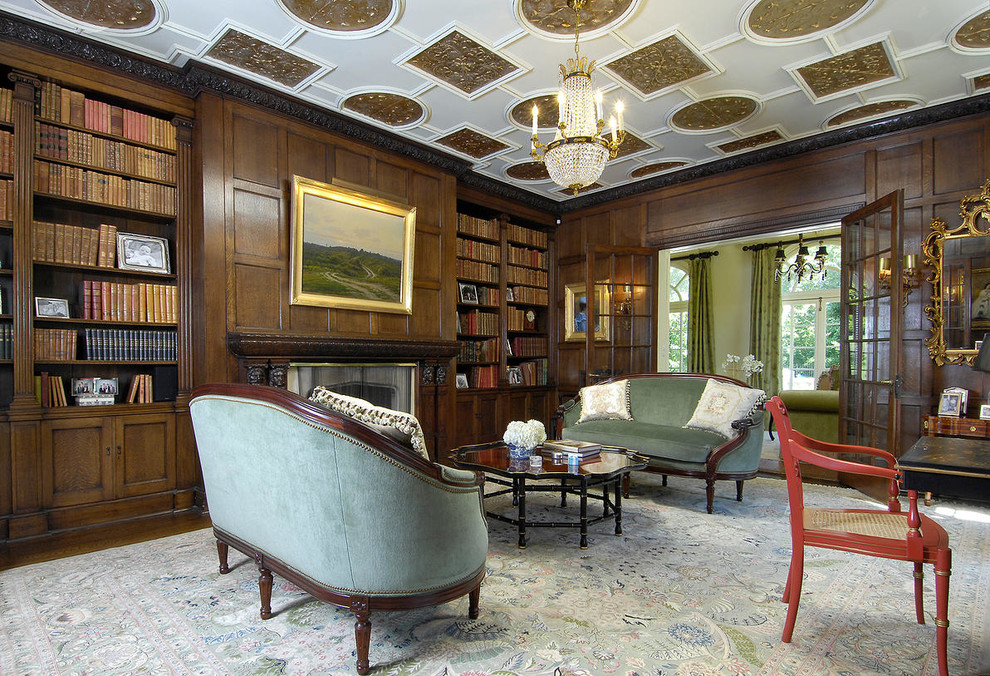 ニューヨークにあるラグジュアリーな巨大なヴィクトリアン調のおしゃれな書斎 (茶色い壁、カーペット敷き、標準型暖炉、自立型机、木材の暖炉まわり) の写真