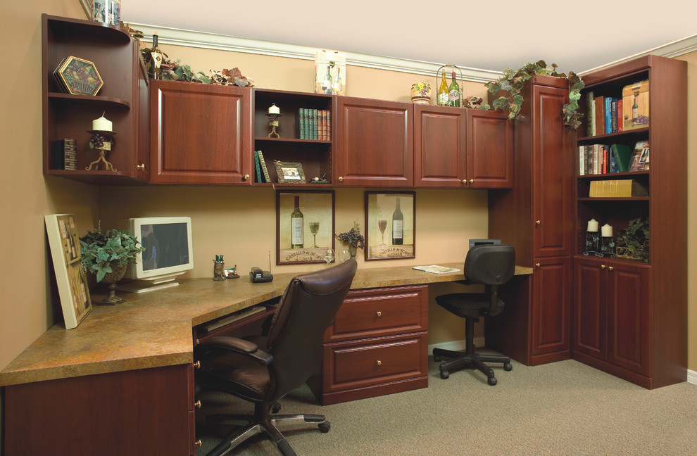 Idée de décoration pour un bureau tradition de taille moyenne avec un mur beige, moquette, un bureau intégré et aucune cheminée.
