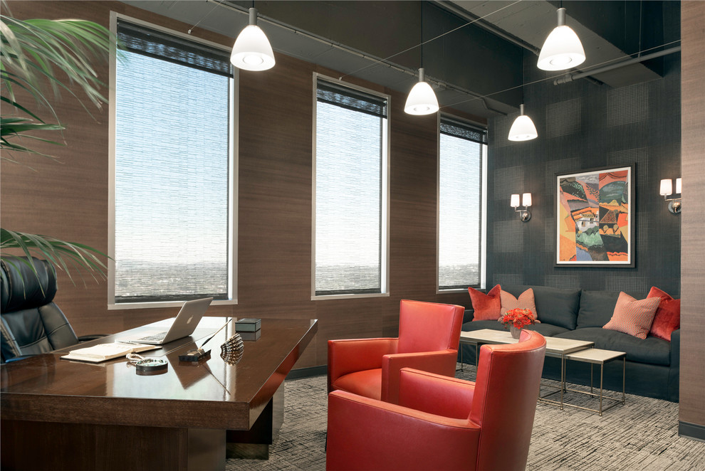 Immagine di un ampio ufficio minimal con pareti marroni, moquette, nessun camino e scrivania autoportante